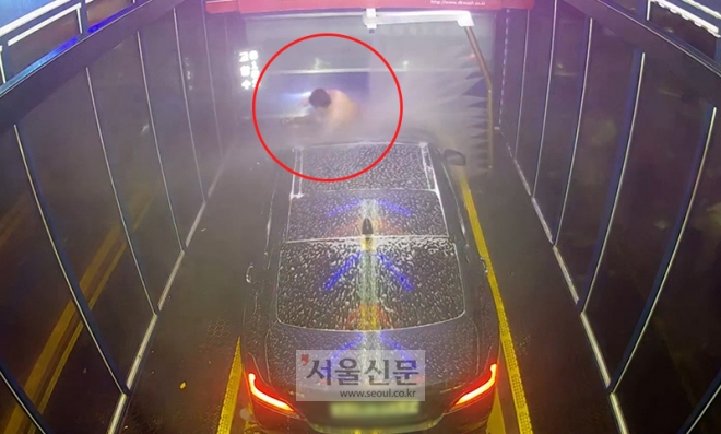 지난 9일 오전 경기도 수원시의 한 자동 세차장에서 세차기가 작동하는 동안 한 남성이 샤워하는 모습. [이도경씨 제공]