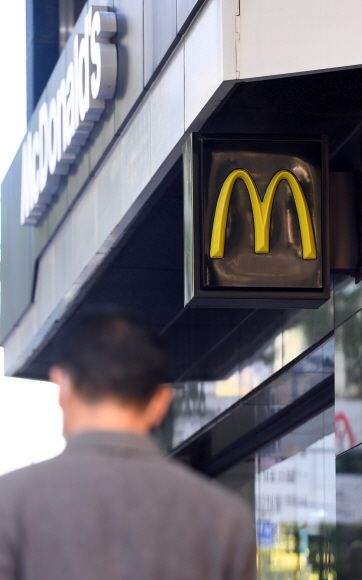 맥도날드와 코카콜라 등 미국 식품가격이 줄줄이 상승해 국내 소비자 물가에도 영향이 있을 것으로 예상된 가운데 28일 서울의 한 맥도날드 매장 앞을 시민들이 지나가고 있다. 2021.10.28 정연호 기자 tpgod@seou.co.kr