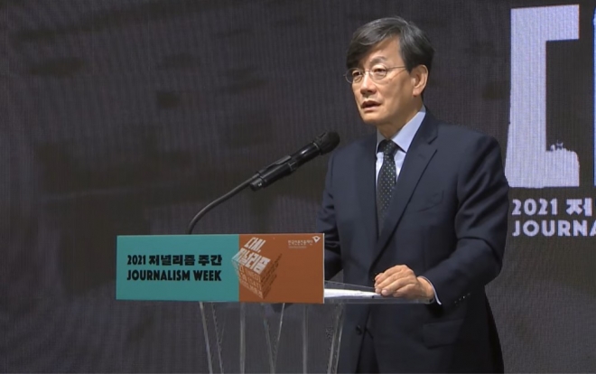 손석희 전 JTBC 뉴스룸 앵커가 28일 서울 정동1928아트센터에서 열린 ‘2021 저널리즘 주간’에서 기조 발표를 하고 있다. 한국언론진흥재단 유튜브 중계화면 캡처