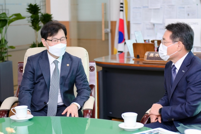 강성국(왼쪽) 법무부 차관이 28일 오전 여수시청을 방문, 권오봉 여수시장과 대화하고 있다.