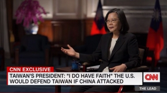 차이잉원 대만 총통(대통령)이 27일(현지시간) 방영된 CNN 단독 인터뷰에서 미군의 대만 주둔 사실을 처음으로 인정하고 있다. 차이 총통은 “미군이 대만 방어를 도울 것이라고 믿는다”고 강조했다. CNN 캡처