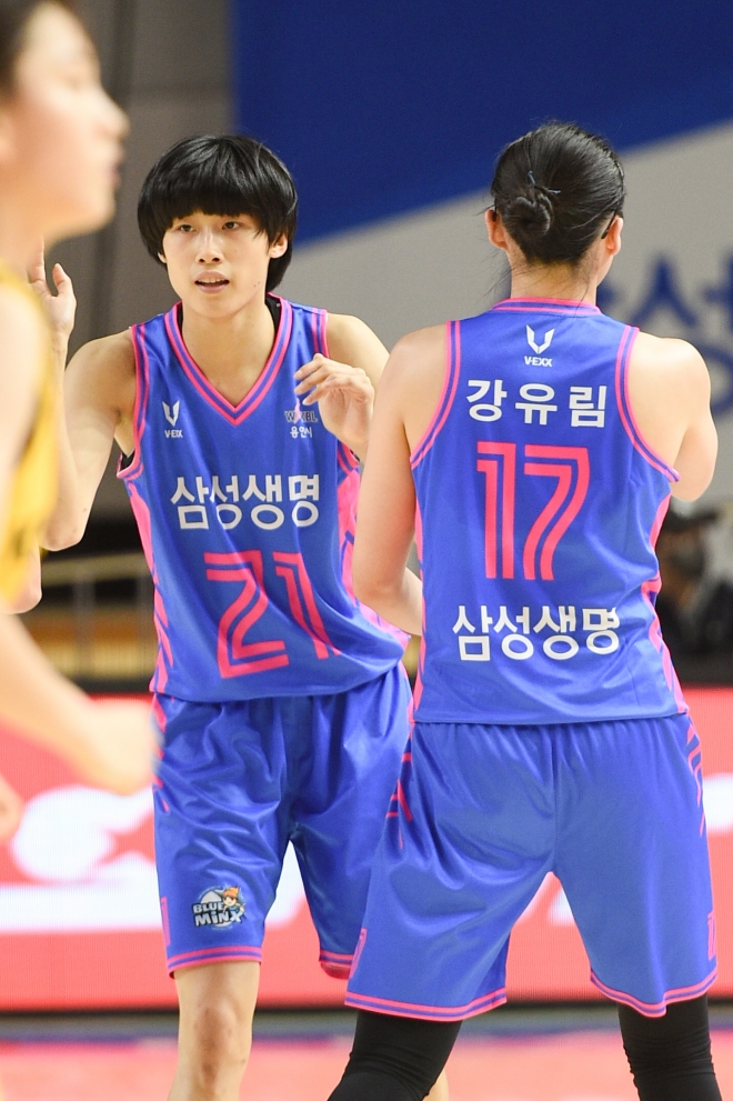 이해란(왼쪽)과 강유림. WKBL 제공