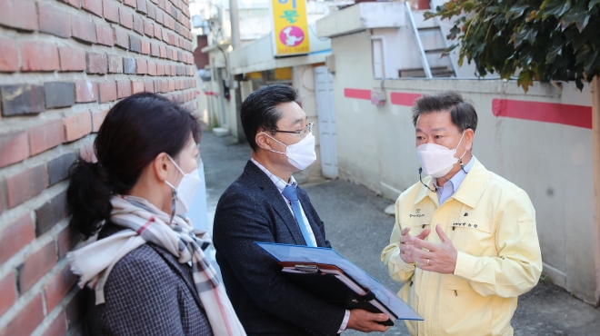 박승원 광명시장이 28일 광명8구역(광명동)을 둘러 보고 있다.