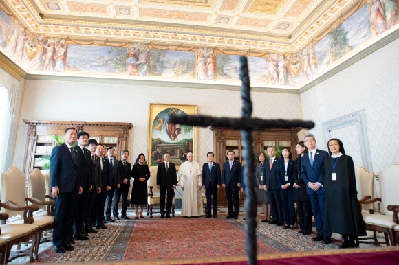 기념촬영하는 프란치스코 교황과 문재인 대통령