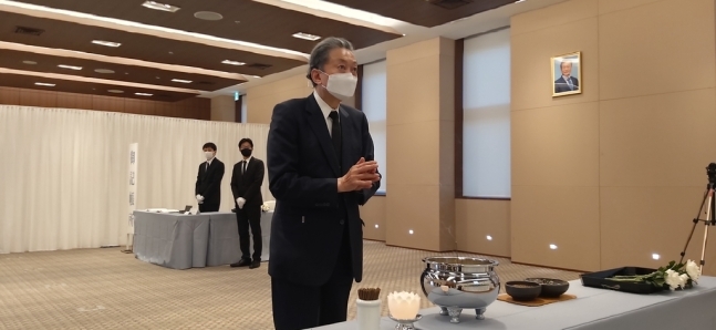 하토야마 유키오 전 일본 총리가 30일 오후 주일한국대사관에 차려진 노태우 전 대통령 분향소를 찾아 두 손을 모은 채 고인의 영정을 바라보며 명복을 빌고 있다. 연합뉴스