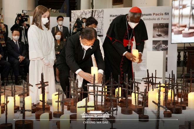 ‘평화의 십자가’ 촛불 점등식 하는 문재인 대통령