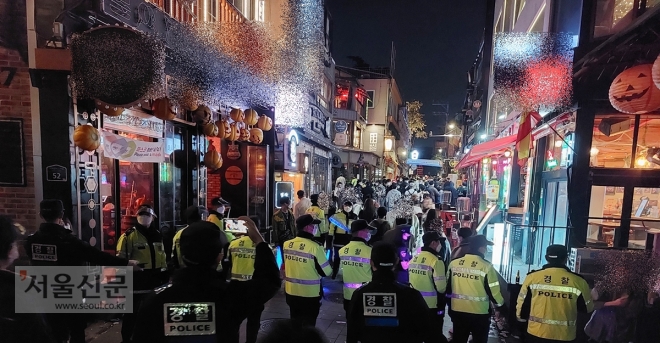 핼러윈 데이 하루 전날인 30일 오후 11시쯤 서울 용산구 세계음식거리에서 경찰이 거리에 있는 사람들에게 귀가를 안내하고 있는 모습. 오세진 기자 5sjin@seoul.co.kr