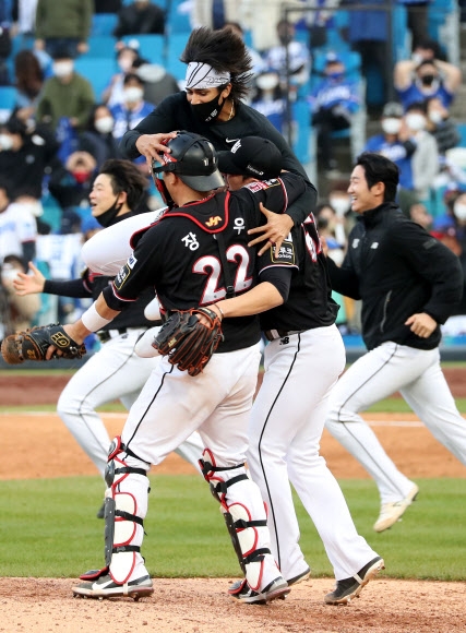 kt 위즈가 31일 대구 삼성라이온즈파크에서 펼쳐진 프로야구 KBO리그 1위 결정전에서 삼성 라이온즈를 1-0으로 제치고 정규 시즌 우승을 확정한 뒤, 승리를 견인한 윌리엄 쿠에바스(위)가 마무리 투수 김재윤(가운데)과 포수 장성우를 얼싸안고 환호하고 있다. 단 이틀만 쉬고 선발 투수로 나선 쿠에바스는 7이닝 동안 안타 1개만 내주는 무실점 역투를 펼쳤다. 대구 연합뉴스