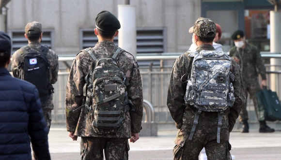 단계적 일상회복(위드 코로나)가 본격적으로 시행된 1일 오전 서울역에서 군 장병들이 서울역 플랫폼을 걷고 있다.   군 당국이 ‘위드 코로나’ 시행에 맞춰 이날부터 1일부터 ‘군내 거리두기’를 단계적으로 완화한다.  국방부에 따르면 육·해·공군과 해병대 각급 부대는 그동안 중단했던 병사들의 ‘평일 외출’(월 2회)을 이날부터 전면 허용한다.  단, 장병들은 영내외 마스크 착용 등 코로나19 관련 개인 방역수칙은 계속 준수해야 한다.  면회객이 코로나19 백신 접종을 완료했거나 면회 전 코로나19 진단검사(PCR)에서 음성 확인을 받을 경우 백신을 접종받지 않은 장병도 면회가 가능해진다. 2021.11.1 박지환기자 popocar@seoul.co.kr