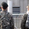 병사들 ‘일과 중’에도 휴대전화 쓸 수 있게 되나…훈련병도 허용 검토