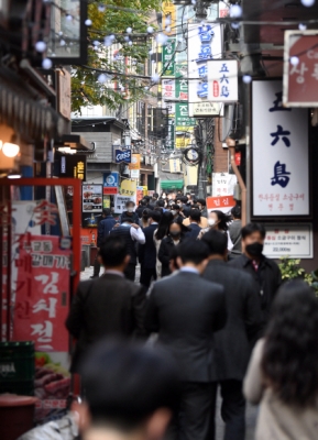 [서울포토]북적이는 식당거리