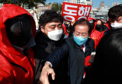 [포토] ‘오징어게임 호위받는’ 홍준표