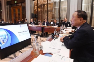 해외 투자자들 만난 홍남기 “日수출규제, 한국 경제 ‘백신’ 됐다”