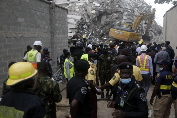 1일(현지시간) 나이지리아 라고스 이코이 지역에서 건물이 붕괴해 잔해만 남은 가운데 구조 요원들이 생존자 수색 작업을 벌이고 있다. 라고스 AP 연합뉴스