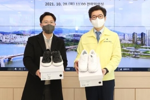 재활용의 힘… 성동표 친환경 신발 부럽네