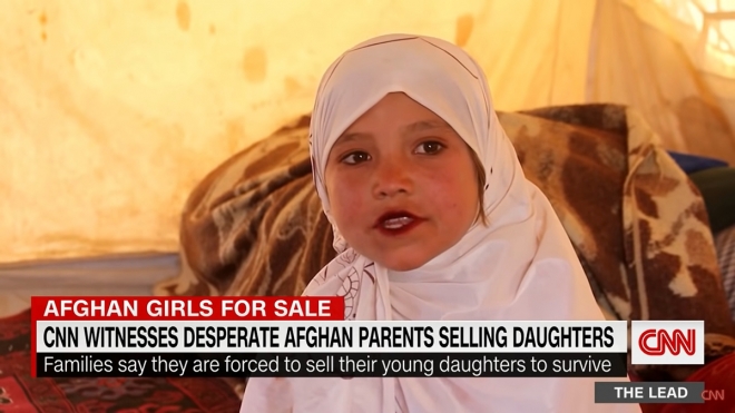 55세 남성에 매매혼 당한 9살 아프간 소녀 아프가니스탄 바드기스주 북서쪽의 이재민 정착촌에서 만난 9살 파르와나 말릭은 지난달 24일(현지시간) 20만 아프가니스(약 260만원)에 팔려 55살 남성의 신부가 됐다.  CNN방송 캡처