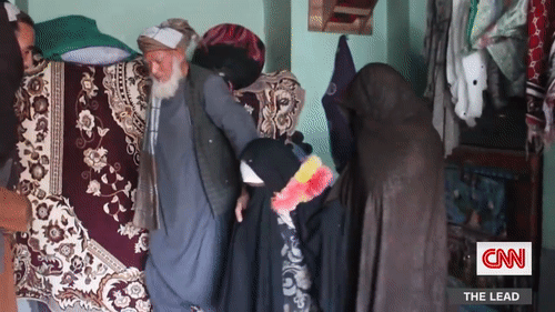 55세 남성에 매매혼 당한 9살 아프간 소녀 아프가니스탄 바드기스주 북서쪽의 이재민 정착촌에서 만난 9살 파르와나 말릭은 지난달 24일(현지시간) 20만 아프가니스(약 260만원)에 팔려 55살 남성의 신부가 됐다.  CNN방송 캡처