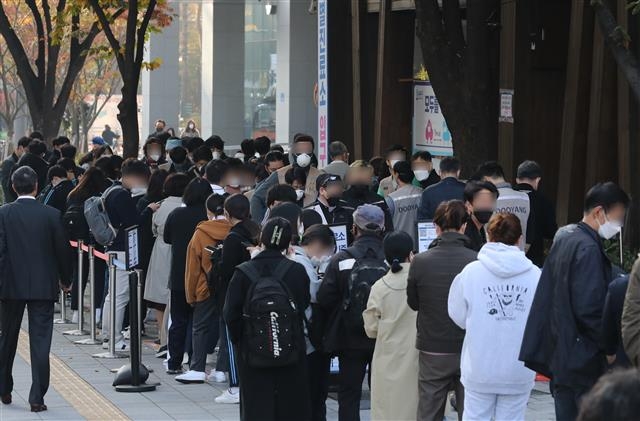 이른 아침 선별진료소 찾은 시민들