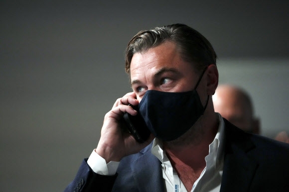 할리우드 스타 레오나르도 디카프리오가 2일(현지시간) 영국 스코틀랜드 글래스고에서 열린 제26차 유엔기후변화협약 당사국총회(COP26) 행사에 참석하고 있다. AP 연합뉴스