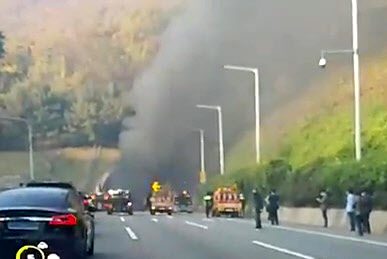 3일 서울 서초구 내곡터널을 지나던 화물차에서 화재가 발생, 터널 밖으로 연기가 치솟고 있다. 2021.11.3 <br>연합뉴스