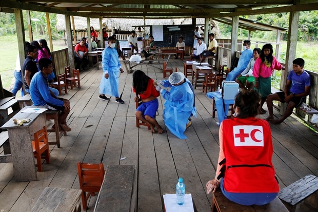 지난달 12일 페루 의료 종사자들은 아마존 원시부족 주민을 상대로 코로나19 예방접종을 실시했다./사진=로이터 연합뉴스