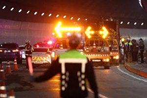 성남 내곡터널서 화물차 화재…서울방향 전면 통제