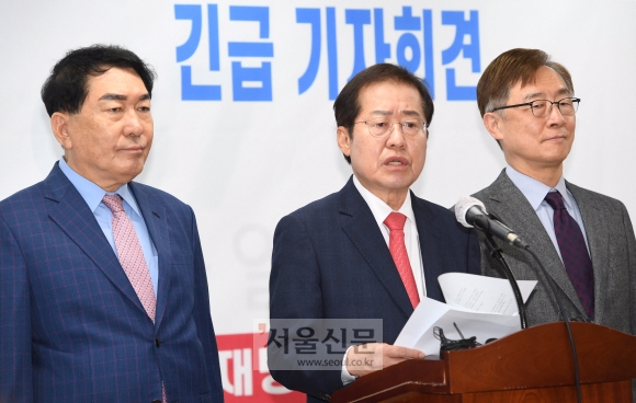 홍준표(가운데) 의원이 3일 여의도 캠프에서 안상수(왼쪽)·최재형 공동선거대책위원장과 함께 관권선거 중단과 ‘이재명 대장동 비리 특검 촉구’ 기자회견을 하고 있는 모습. 김명국 선임기자 daunso@seoul.co.kr