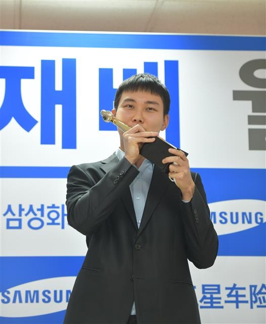 박정환 9단이 2021 삼성화재배 월드바둑마스터스 대회에서 우승한 후 트로피에 입을 맞추고 있다. 한국기원 제공