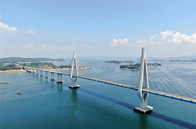 원산안면대교. 멀리 보이는 섬이 안면도 영목이다. 충남도 제공