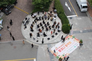 주민 위로하는 은평… 아파트 발코니 가을 음악회