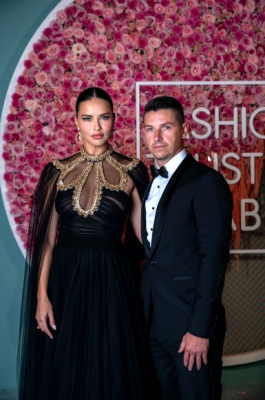 Brazilian model and actress Adriana Lima and her boyfriend Andre Lemmers arrive to the Fashion Trust Arabia awards ceremony at the National Museum of Qatar in Doha on November 3, 2021. (Photo by Ammar ABD RABBO / Qatar Museums / AFP) / RESTRICTED TO EDITORIAL USE - MANDATORY CREDIT “AFP PHOTO / QATAR MUSEUMS - NO MARKETING NO ADVERTISING CAMPAIGNS - DISTRIBUTED AS A SERVICE TO CLIENTS/2021-11-04 05:02:59/ <연합뉴스