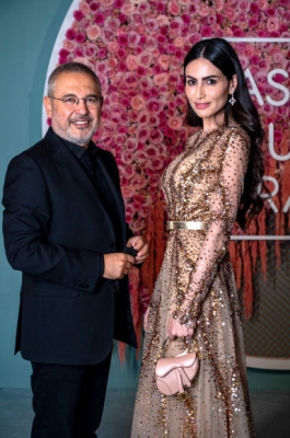 Lebanese fashion designer Elie Saab and media personality Diala Makki arrive to the Fashion Trust Arabia awards ceremony at the National Museum of Qatar in Doha on November 3, 2021. (Photo by Ammar ABD RABBO / Qatar Museums / AFP) / RESTRICTED TO EDITORIAL USE - MANDATORY CREDIT “AFP PHOTO / QATAR MUSEUMS - NO MARKETING NO ADVERTISING CAMPAIGNS - DISTRIBUTED AS A SERVICE TO CLIENTS/2021-11-04 05:03:11/ <연합뉴스