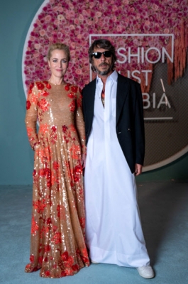 American actress Gillian Anderson and Italian fashion designer Pierpaolo Piccioli arrive to the Fashion Trust Arabia awards ceremony at the National Museum of Qatar in Doha on November 3, 2021. (Photo by Ammar ABD RABBO / Qatar Museums / AFP) / RESTRICTED TO EDITORIAL USE - MANDATORY CREDIT “AFP PHOTO / QATAR MUSEUMS - NO MARKETING NO ADVERTISING CAMPAIGNS - DISTRIBUTED AS A SERVICE TO CLIENTS/2021-11-04 05:05:57/ <연합뉴스