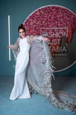 캐나다 모델 미하일라 코코 로샤가 3일(현지시간) 도하의 카타르 국립 박물관에서 ‘패션 트러스트 아라비아 시상식’에 참석해 포즈를 취하고 있다. AFP 연합뉴스