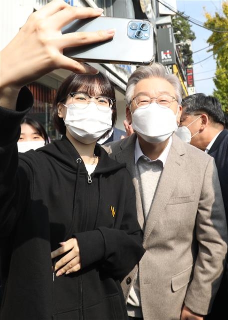 [포토] 이재명, 경북대생들과 찰칵