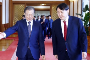 文정권서 확 줄었던 ‘구속 수사’ 尹정권은? “후퇴 우려” VS “기우일뿐”