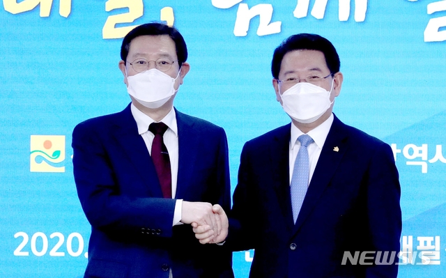 이용섭 광주시장(왼쪽)과 김영록 전남지사가 최근 만나 다음달 광주전남상생발전위를 열기로 합의했다.