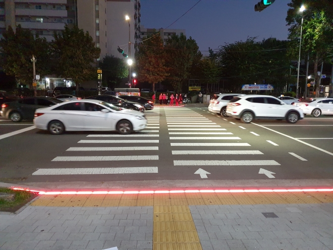 서울 노원구 바닥형 LED 신호등에 빨간불이 켜진 모습. 노원구 제공