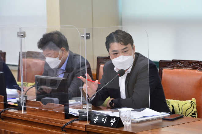 교통위원회에서 질의하는 송아량 의원