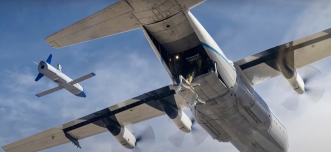 C-130 허큘리스 수송기가 그렘린 프로그램 연구기체 X-61을 회수하는 모습. 미 국방부 고등연구계획국 제공