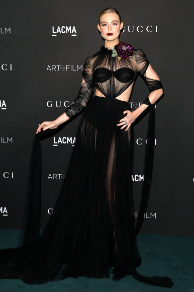 영화배우 엘르 패닝이 6일(현지시간) 미국 캘리포니아주 로스앤젤레스 카운티 미술관에서 열린 제10회 LACMA 아트+필름 갈라에 참석해 포즈를 취하고 있다.<br>AFP 연합뉴스