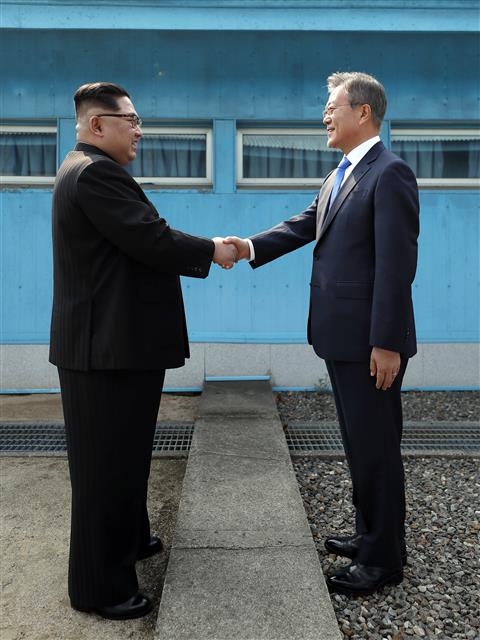 2018년 4월 27일 판문점에서 열린 남북 정상회담에서 문재인(오른쪽) 대통령과 김정은 북한 국무위원장은 연내 종전선언에 합의했다. 3년이 지난 지금까지 종전선언은 ‘못 이룬 꿈’으로 남아 있다. 연합뉴스