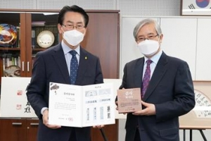 서예 대가 ‘원곡 김기승’ 작품 기증받는 종로