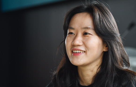 7일 서울 동작구 아트나인에서 만난 변규리 감독이 영화 ‘너에게 가는 길’을 소개하고 있다. 영화는 34년 차 소방 공무원인 나비(이하 활동명)와 27년 차 항공 승무원 비비안이 자녀들의 커밍아웃 이후 겪은 이야기를 그렸다. 안주영 전문기자 jya@seoul.co.kr