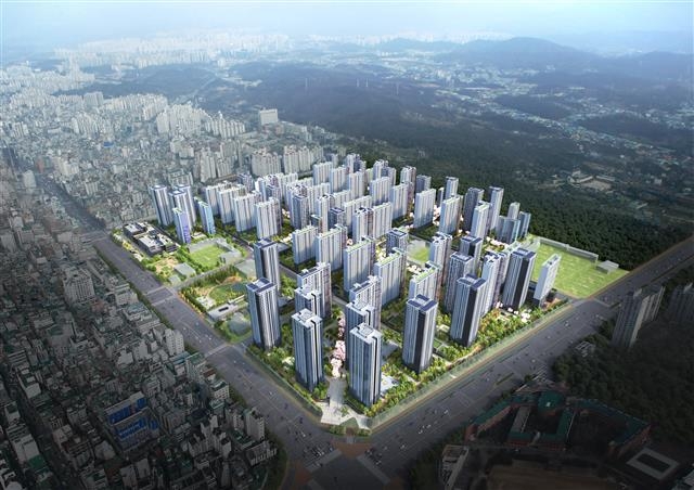‘단군 이래 최대 재개발’로 불리는 서울 강동구 둔촌동 둔촌주공 아파트가 거듭날 ‘둔촌 올림픽파크에비뉴포레’ 조감도. 1만 2032가구의 대규모인데다 입지도 좋아 실수요자들의 기대를 모았으나 분양은 해를 넘기게 됐다.  현대건설 제공
