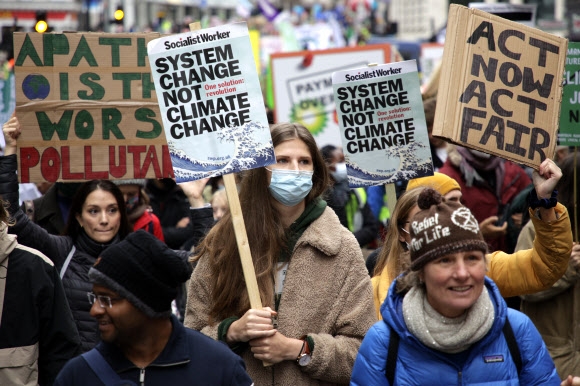 영국 글래스고에서 열리고 있는 유엔기후변화협약 당사국총회(COP26) 첫 주가 마무리된 지난 6일(현지시간) 런던에서 환경운동가들이 거리행진을 하고 있다. 이날 전 세계 곳곳에서 화석연료 사용 중단 등을 요구하는 시위가 벌어졌다. 런던 AP 연합뉴스