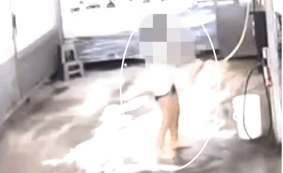 대만 타이난의 한 세차장에서 여성이 샤워하는 모습이 포착됐다. 유튜브 캡처