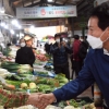 [서울포토]상인들과 인사하는 오세훈 서울시장