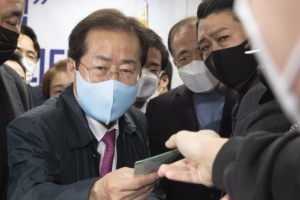 홍준표 직접 찾은 이준석, 洪 “정권교체에 밀알 되겠다”