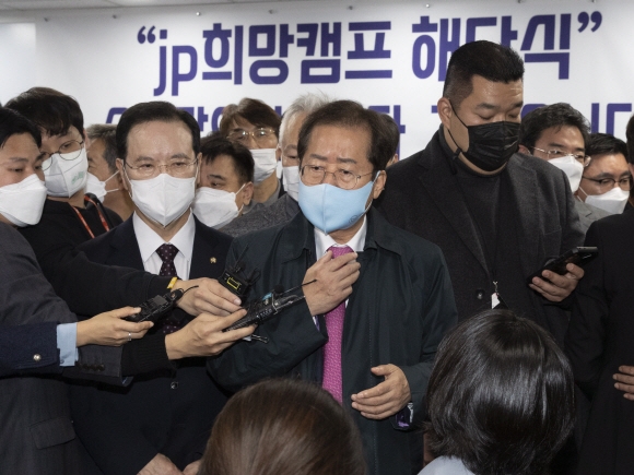 홍준표 국민의힘 의원(오른쪽)이 8일 서울 여의도 선거캠프에서 열린 해단식에서 기자들 질문에 답하고 있다. 2021. 11. 8 김명국 선임기자 daunso@seoul.co.kr